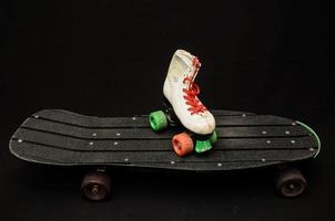 vecchio skateboard in legno usato foto