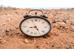 orologio su il terra foto