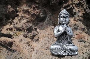 Budda miniatura su il terra foto