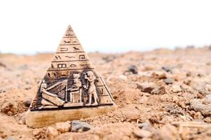 egiziano piramide miniatura su il terra foto