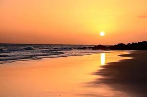 oceano al di sopra di il tramonto foto