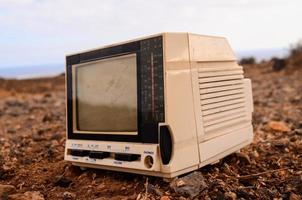 vecchio televisione su il terra foto