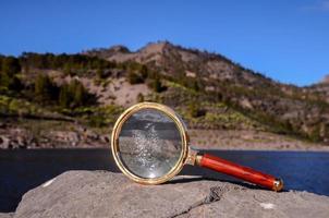 ingrandimento bicchiere su il rocce foto