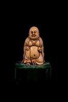 Budda miniatura su nero sfondo foto