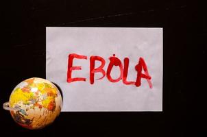 ebola scritto su carta foto