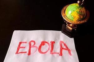 ebola scritto su carta foto