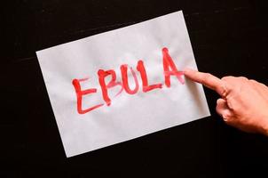 ebola virus scritto su carta foto