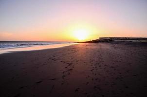 oceano al di sopra di il tramonto foto