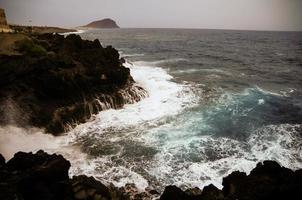 onde del mare che colpiscono le rocce foto