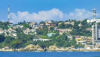 sole spiaggia persone onde e Barche nel puerto escondido Messico. foto