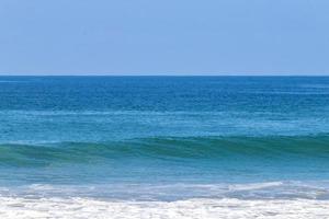 estremamente enorme grande surfer onde a spiaggia puerto escondido Messico. foto