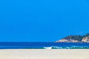 spiaggia sabbia blu acqua enorme surfer onde puerto escondido Messico. foto