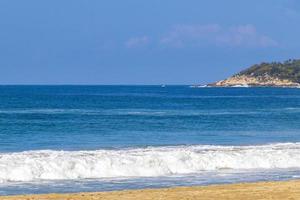 estremamente enorme grande surfer onde a spiaggia puerto escondido Messico. foto