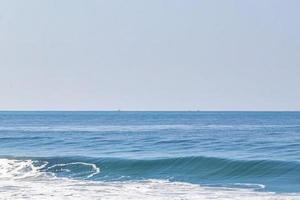 estremamente enorme grande surfer onde a spiaggia puerto escondido Messico. foto