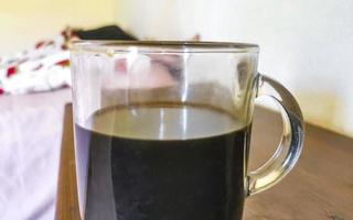 tazza di vetro di caffè nero dal Messico su fondo di legno. foto