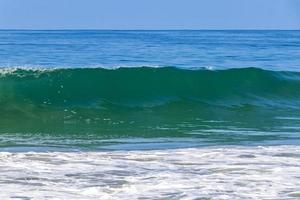 estremamente enorme grande surfer onde a spiaggia puerto escondido Messico. foto