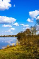 lago fiume acqua naturale paesaggio su soleggiato giorno nel Germania. foto