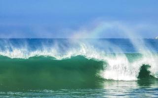 estremamente alto enorme onde con arcobaleno nel puerto escondido Messico. foto