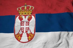 agitando bandiera di Serbia nel 3d interpretazione foto