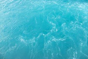 mare onde nel oceano onda spruzzi ondulazione acqua. blu acqua sfondo foto