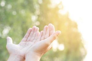 umano mani Aperto palma su culto preghiere mani con fede e credenza nel Dio di un appello per il cielo. concetto religione e spiritualità con credere energia di speranza o amore e devozione foto