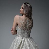 elegante sposa nel un' nozze vestito foto