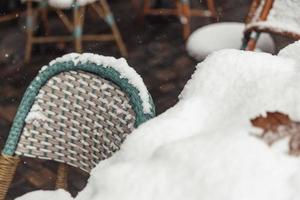 tavoli nel caffè coperto con neve foto