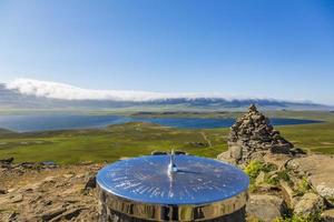 Visualizza su vesturhopsvatn lago su Islanda con meridiana nel estate Islanda nel estate foto