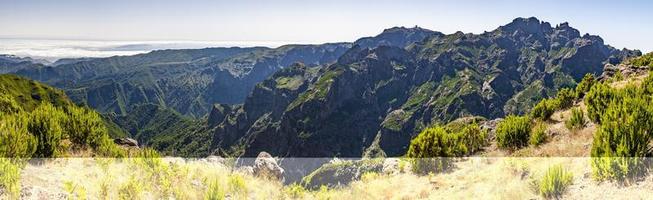 panoramico immagine al di sopra di il ruvido portoghese isola di Madera nel estate foto