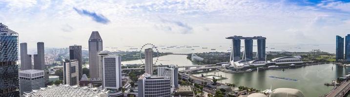 aereo panoramico immagine di Singapore orizzonte e giardini di il baia durante preparazione per formula 1 gara durante giorno nel autunno foto