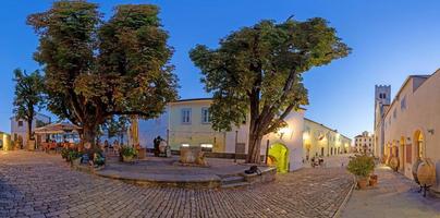 panorama al di sopra di il centrale piazza di motovun con st. di Stefano Chiesa e città cancello a Alba foto