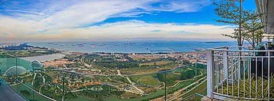 aereo panoramico immagine di il giardini di il baia nel Singapore durante giorno foto