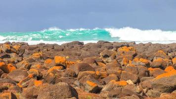 roccioso costa con Surf nel Sud Africa foto