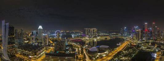 aereo panoramico immagine di Singapore orizzonte e giardini di il baia durante preparazione per formula 1 gara nel il notte nel autunno foto