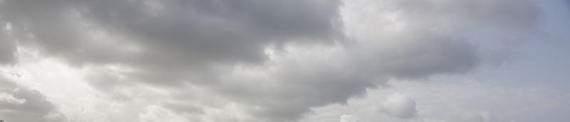 Immagine di un' buio e nuvoloso cielo durante il giorno foto
