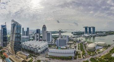 aereo panoramico immagine di Singapore orizzonte e giardini di il baia durante preparazione per formula 1 gara durante giorno nel autunno foto