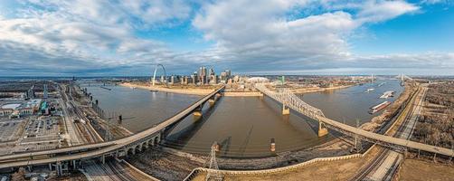 fuco panorama al di sopra di st. Louis orizzonte e Mississippi fiume con porta arco durante giorno foto