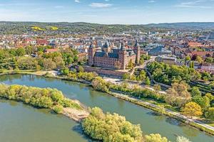 panoramico aereo Visualizza al di sopra di Tedesco città aschaffenburg su il fiume principale foto