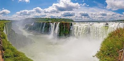 immagine a partire dal il spettacolare iguacu nazionale parco con il degno di nota cascate su il confine fra argentina e brasile foto