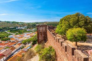 panoramico immagine al di sopra di cortile di castelo de silves nel Portogallo senza persone nel estate foto