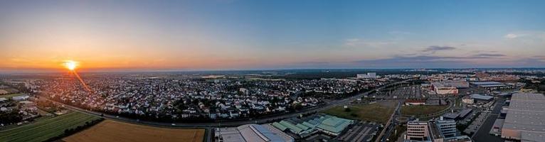 fuco panorama al di sopra di Tedesco comune Weiterstadt nel meridionale Assia durante tramonto foto