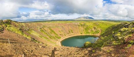 panoramico Visualizza al di sopra di kerio vulcano cratere nel meridionale Islanda nel estate durante giorno foto