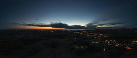 fuco panorama al di sopra di istriana Adriatico costa vicino porec prese a partire dal alto altitudine a tramonto foto