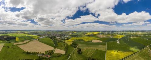 panoramico aereo Visualizza al di sopra di gigante vento energia campo nel Germania durante giorno foto
