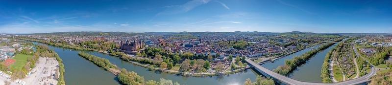 panoramico aereo Visualizza al di sopra di Tedesco città aschaffenburg su il fiume principale foto