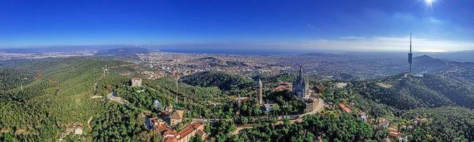 fuco panorama al di sopra di catalano metropoli Barcellona prese a partire dal tibidabo direzione durante il giorno foto