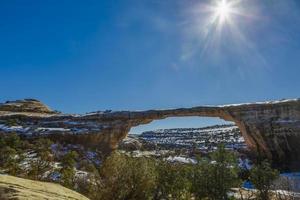 panoramico immagine di owachomo ponte nel il naturale ponti nazionale parco nel inverno foto