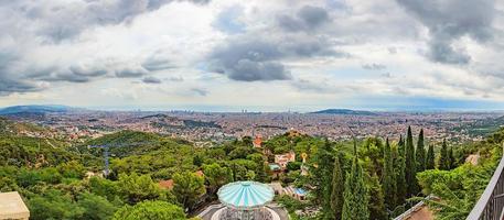 panoramico Visualizza a partire dal tibodabo montagna per il città di Barcellona foto