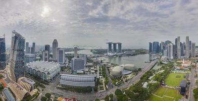 aereo panoramico immagine di Singapore orizzonte e giardini di il baia durante preparazione per formula 1 gara durante giorno nel autunno foto