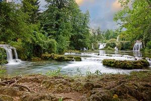 Visualizza al di sopra di il favoloso e mistico cittadina rastoke nel Croazia durante giorno foto